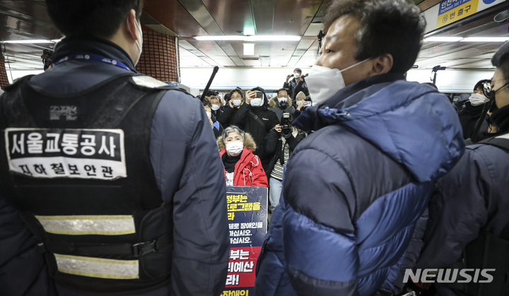 [서울=뉴시스] 김근수 기자 = 전국장애인차별철폐연대 회원들이 20일 오전 서울 지하철 4호선 서울역 승강장에서 열린 '오이도역 리프트 추락참사 22주기 지하철 행동'에서 지하철 탑승시위를 시도하고 있다. 2023.01.20. ks@newsis.com