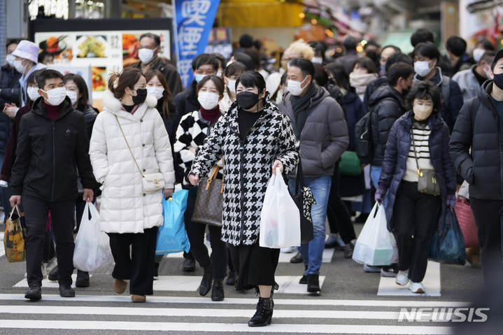 [도쿄=AP/뉴시스]지난해 12월30일 일본 수도 도쿄 우에노에서 시민들이 횡단보도를 건너고 있다. 2023.02.02.