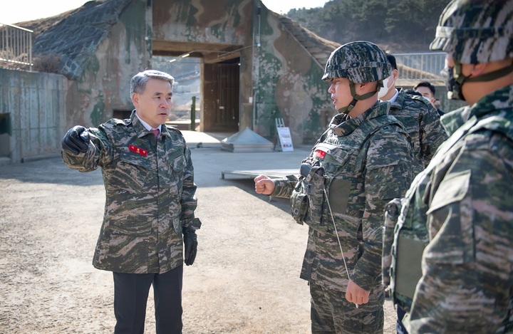 [서울=뉴시스] 국방부는 이종섭 국방부장관이 21일 오전 연평도에 위치한 해병대 연평부대와 해군 전탐감시대를 방문해 현장 점검을 실시했다고 밝혔다. (사진=국방부) 2023.01.21. photo@newsis.com  *재판매 및 DB 금지