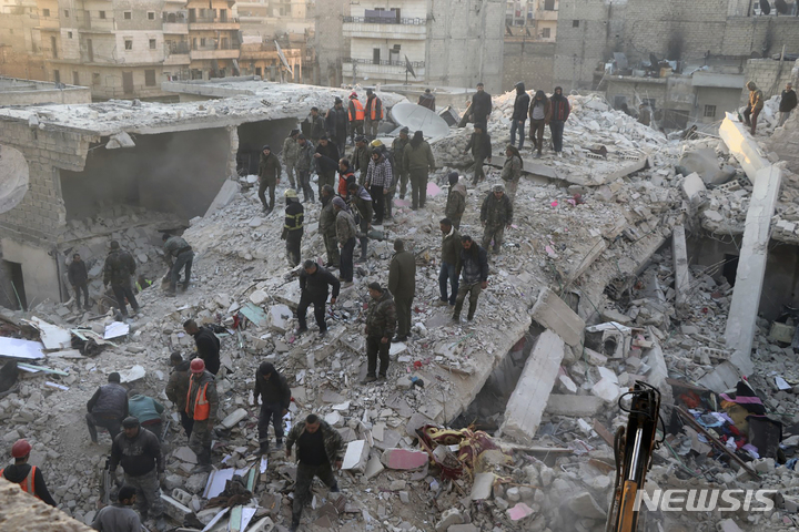 [알레포( 시리아)=AP/뉴시스]쿠르드계의 하와르 통신이 제공한 시리아 알레포시의 건물 붕괴현장.  알레포는 2월 6일 발생한 터키-시리아 지진으로 피해가 심해 유네스코의 위기의 세계문화유산으로 지정되었다.    