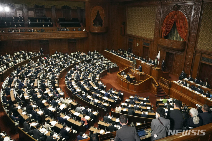 [도쿄=AP/뉴시스]기시다 후미오 일본 총리가 지난 23일 도쿄 중의원에서 열린 국회에서 연설하고 있다. 2023.01.26.