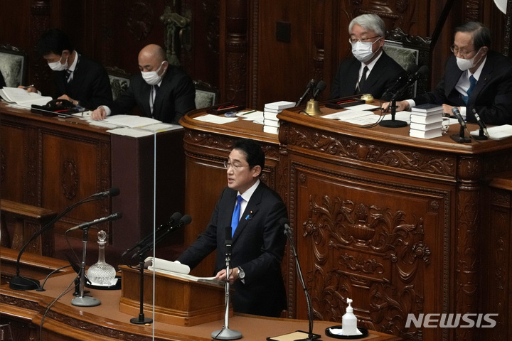 [도쿄=AP/뉴시스]기시다 후미오 일본 총리(아래)가 지난 23일 도쿄 중의원에서 열린 국회에서 연설하고 있다.2023.01.27.