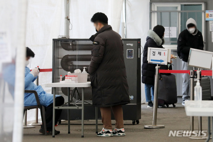 [서울=뉴시스] 조성우 기자 = 코로나19 누적 확진자 수가 3000만 명을 넘어선 23일 오후 서울 중구 서울역 임시선별검사소에서 시민들이 검사를 받고 있다. 2023.01.23. xconfind@newsis.com