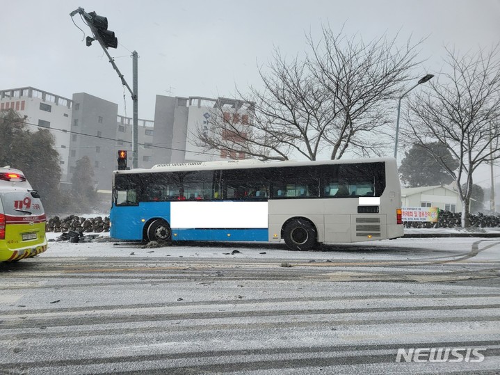 [제주=뉴시스] 오영재 기자 = 24일 오전 제주시 노형동에서 눈길에 버스가 미끄러져 소방 당국이 안전조치에 나서고 있다.(사진=제주소방안전본부 제공) 2023.01.24. photo@newsis.com