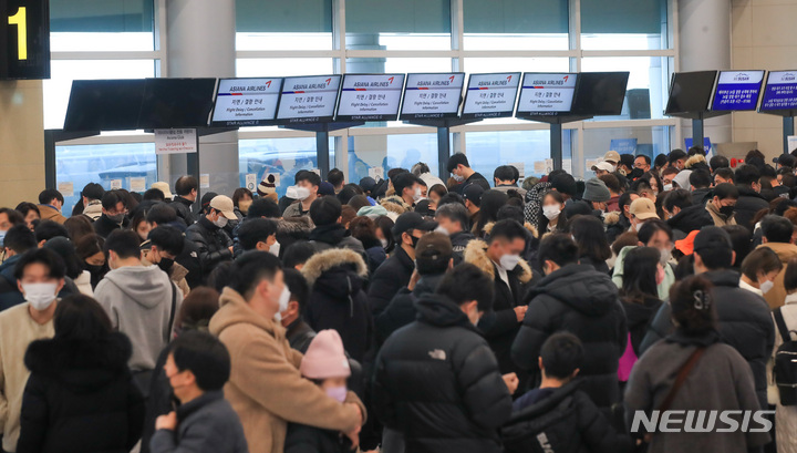 [제주=뉴시스] 우장호 기자 = 제주지역에 대설 및 강풍특보가 내려진 24일 오전 제주국제공항 3층 출발장이 대체편 항공기 티켓을 예약하려는 귀경객들의 발걸음으로 붐비고 있다. 제주공항은 이날 운항 예정이던 출·도착 항공편 476편 모두를 결항하기로 결정했다. 2023.01.24. woo1223@newsis.com