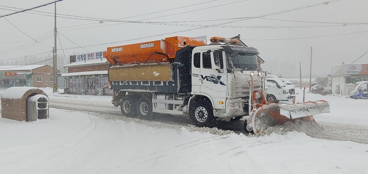 도로 제설 작업 (사진 = 뉴시스 DB) *재판매 및 DB 금지