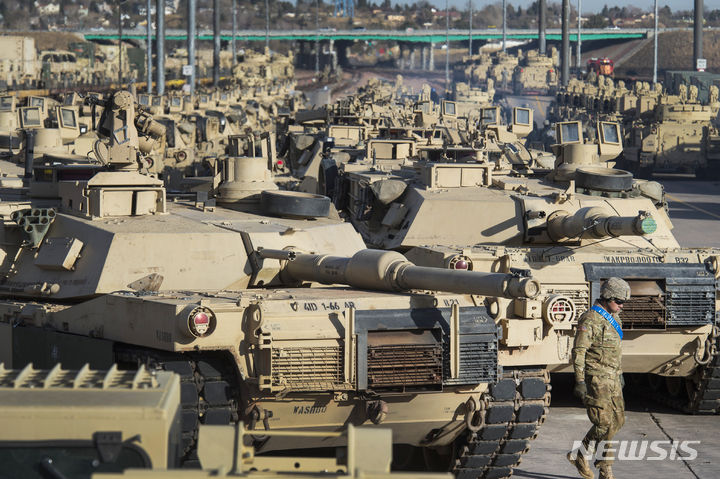 [콜로라도 스프링스(콜로라도주)=AP/뉴시스]2016년 11월 콜로라도 스프링스의 포트 카슨에 M1 에이브람스 탱크들이 서 있다. 2016.11.29