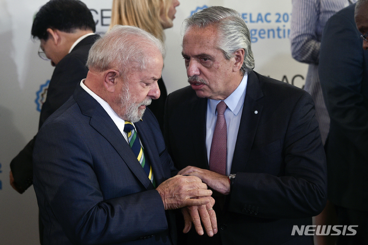 [부에노스아이레스=AP/뉴시스] 루이스 이나시우 룰라 다 시우바 브라질 대통령과 만난 알베르토 페르난데스 아르헨티나 대통령(오른쪽)이 올해 1월24일 아르헨티나 부에노스아이레스에서 열린 제7차 라틴 아메리카-카리브해 공동체 정상회의(CELAC)에서 단체 사진 촬영 후 얘기를 나누고 있다. 2023.01.25.