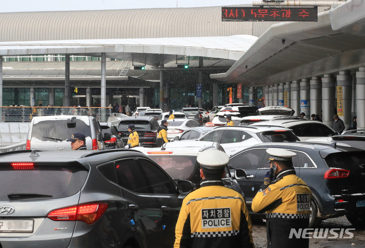 [제주=뉴시스] 우장호 기자 = 25일 제주국제공항 3층 출발장 앞 도로가 제주를 떠나려는 귀경객들이 몰려 북새통을 이루고 있다. 제주공항은 이날 하루 임시 국내편 25편을 추가 투입하고, 17편은 대형기종으로 변경 투입해 1만여석을 추가공급한다는 계획이다. 2023.01.25. woo1223@newsis.com