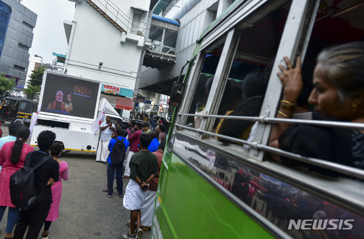 [코치=AP/뉴시스]인도민주청년전선이 24일 인도 코치시의 버스 터미널 밖에서 인도 정부가 상영을 금지한 BBC 방송의 다큐멘터리 "인도 모디의 문제"를 공개 상영하고 있다. 