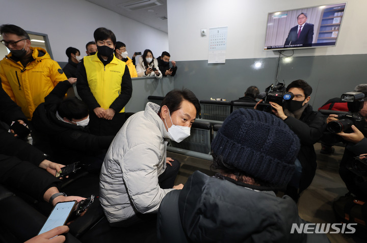 [서울=뉴시스] 정병혁 기자 = 오세훈 서울시장이 26일 오전 서울 중구 서울역 희망지원센터를 찾아 한파 취약계층 보호대책 현장점검을 하고 있다. (공동취재사진) 2023.01.26. photo@newsis.com