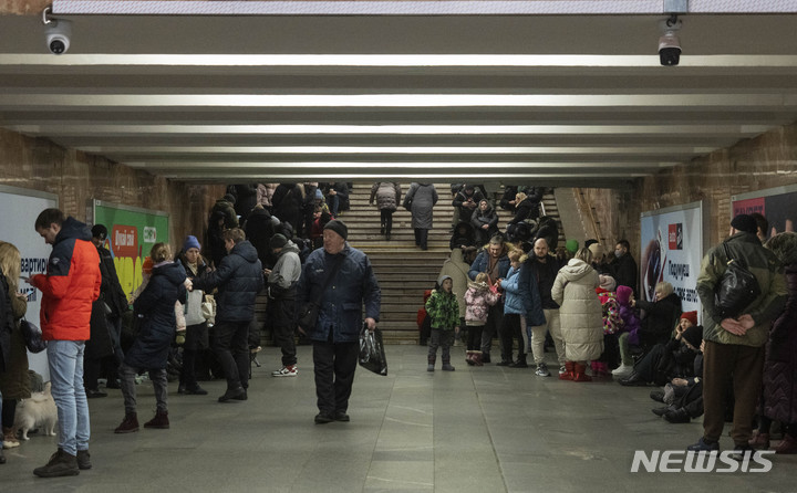 [키이우=AP/뉴시스] 시민들이 26일(현지시간) 우크라이나 키이우에서 러시아의 미사일 공격이 가해지는 동안 지하철역 대피소에 모여있다. 2023.01.27.