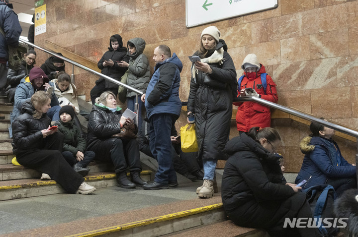[키이우=AP/뉴시스]유럽연합 집행위원회가 19일(현지시간) 성명을 통해 우크라이나를 탈출한 사람들에 대한 임시 보호를 추가로 연장할 것을 제안했다. 사진은 올해 1월 우크라이나 키이우에서 러시아의 미사일 공격이 가해지는 동안 지하철역 대피소에 사람들이 모여있는 모습. 2023.09.19.