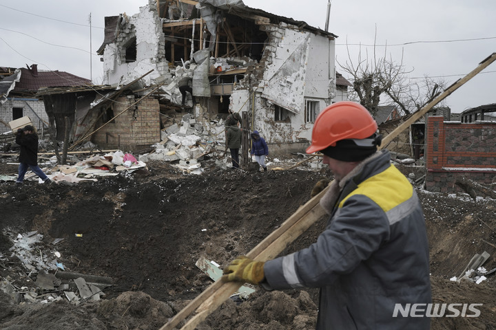 [키이우=AP/뉴시스]26일(현지시간) 우크라이나 수도 키이우의 흘레바카에서 러시아의 로켓 공격으로 파괴된 주택에 대한 복구 작업이 진행되고 있다. 2023.01.27. 