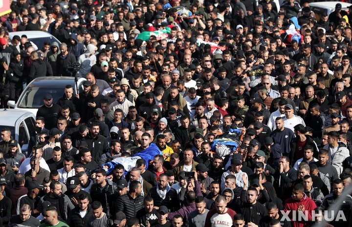 [제닌(서안지구)=신화/뉴시스] 서안지구 제닌 시에서 2023년 1월26일(현지시간) 이스라엘군에 살해된 사람들 장례식에 많은 사람들이 모여서 항의하며 슬퍼하고 있다.   