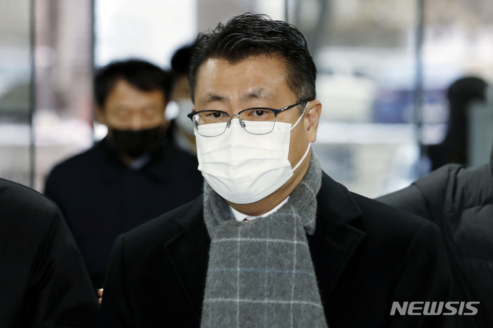 [서울=뉴시스] 최동준 기자 = 의약품 원료 납품 업체와의 허위 거래로 비자금을 조성한 혐의를 받고 있는 장원준 전 신풍제약 대표가 27일 서울 서초구 서울중앙지방법원에서 열린 영장실질심사에 출석하고 있다. 2023.01.27. photocdj@newsis.com
