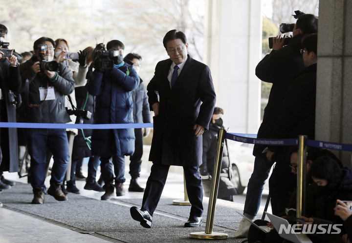 [서울=뉴시스] 고승민 기자 = 이재명 더불어민주당 대표가 28일 대장동 관련 조사를 받기 위해 서울중앙지방검찰청으로 출석하고 있다. 2023.01.28. kkssmm99@newsis.com