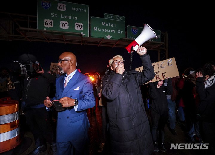[멤피스=AP/뉴시스]시위대가27일(현지시간) 미국 테네시주 멤피스에서 타이어 니콜스의 죽음에 항의하는 동안 고속도로를 봉쇄했다. 2023.01.29.