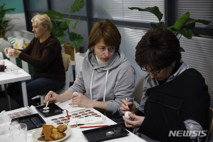[크라코프( 폴란드)=AP/뉴시스] 폴란드 크라코프의 유엔난민기구에서 일하는 우크라이나 난민 여성들. 
