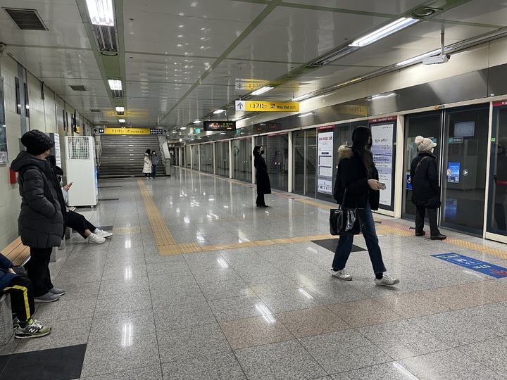 30일 오전 대전 중구 지하철 1호선 오룡역 승하차장에서 시민들이 마스크를 착용한 채 열차를 기다리고 있다. *재판매 및 DB 금지