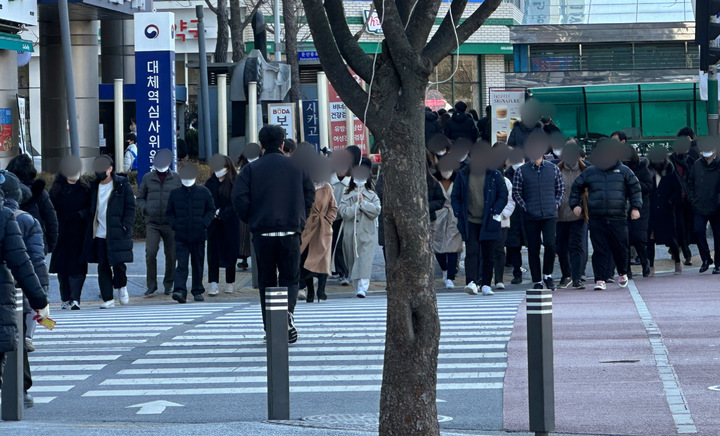 30일 오전 11시30분께 대전 서구 둔산동 시청 인근 횡단보도에서 대부분의 시민들이 마스크를 착용한 채 길을 건너고 있다. *재판매 및 DB 금지