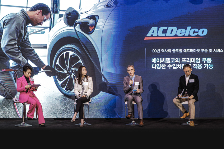 [서울=뉴시스] 한국GM이 30일 서울 여의도 콘래드서울에서 신년 기자간담회를 열고 새해 경영계획을 밝혔다. 좌측부터 윤명옥 홍보부문 전무, 정정윤 최고마케팅책임자, 카를로스 미네르트 영업·서비스 부문 부사장, 채명신 디지털 비즈니스팀 상무. (사진=한국GM 제공)2023.01.30. photo@newsis.com *재판매 및 DB 금지