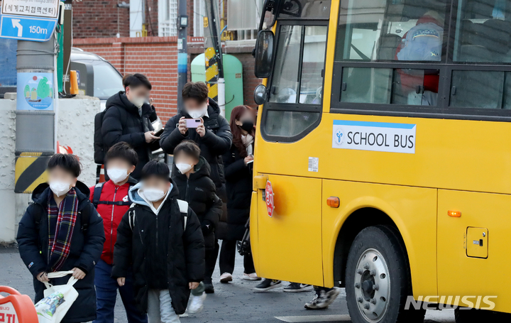 [서울=뉴시스] 최진석 기자 = 국토교통부는 오는 22일부터 현장체험학습용 전세버스에 대한 어린이통학버스 기준을 완화한 '자동차 및 자동차부품의 성능과 기준에 관한 규칙' 이른바 '자동차규칙' 개정안을 시행한다고 21일 밝혔다. 사진은 올 1월 서울시내 한 초등학교 앞에 정차한 스쿨버스의 모습. (공동취재사진) 2023.09.21. photo@newsis.com