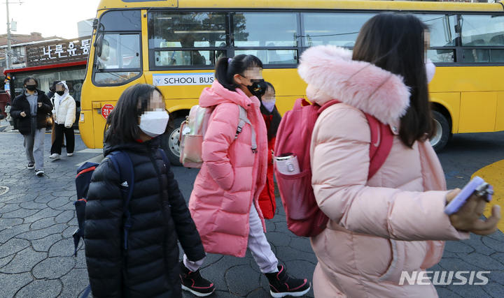 [서울=뉴시스] 서울 광진구 한 초등학교에서 학생들이 마스크를 쓰고 등교하는 모습. (사진=뉴시스DB). 2023.11.23. photo@newsis.com