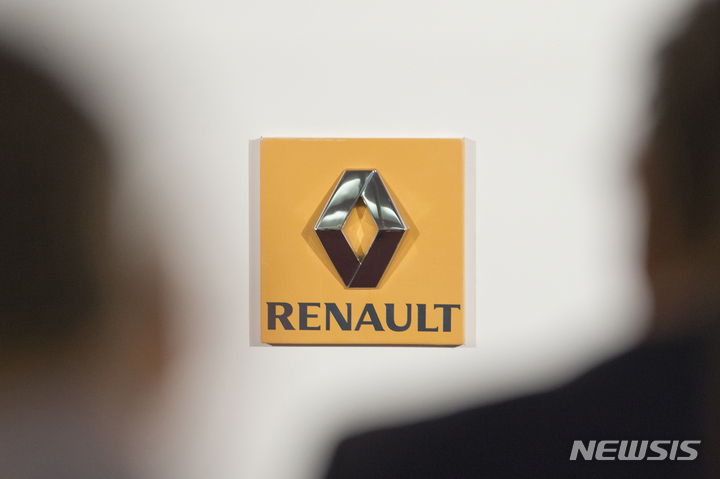 [파리=AP/뉴시스]지난 2015년 2월12일 프랑스 파리에서 열린 한 기자회견에 프랑스 자동차 업체 르노의 로고가 걸려있다. 2023.02.03.