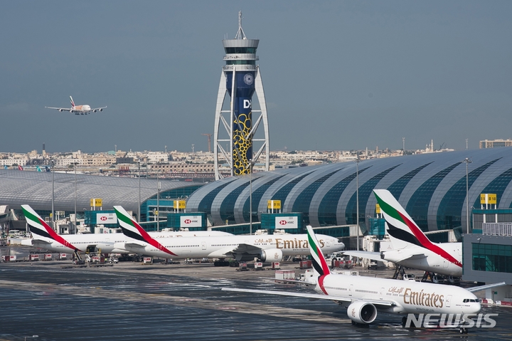 [두바이(아랍에미리트)=AP/뉴시스]지난 2019년 12월11일 아랍에미리트(UAE) 두바이의 두바이 국제공항에 에미레이트항공 제트 여객기들이 세워져 있다. 에미레이트 항공이 30일 소위 지속가능한 항공 연료로 완전히 동력을 공급받는 하나의 엔진으로 보잉 777기를 시험 비행하는데 성공했다. 이는 전세계 항공사들이 탄소 발자국을 줄이려 노력하는 가운데 나온 것이다. 2023.1.30