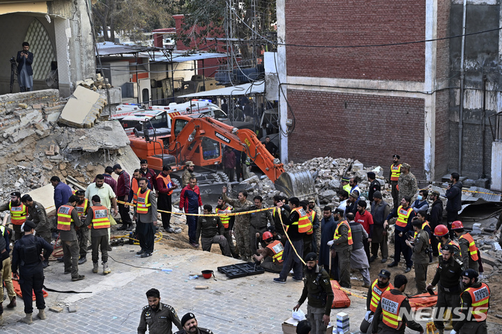 [페샤와르=AP/뉴시스] 30일(현지시간) 파키스탄 페샤와르의 한 이슬람 사원과 경찰서 부근에서 자살폭탄 테러가 발생, 경찰과 구조대가 희생자들을 수색하고 있다. 2023.01.31.