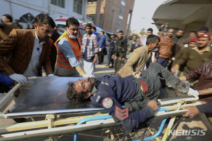 [페샤와르=AP/뉴시스] 30일(현지시간) 파키스탄 페샤와르의 한 이슬람 사원과 경찰서 부근에서 자살폭탄 테러가 발생, 경찰과 구조대가 부상자를 이송하고 있다. 2023.01.31.