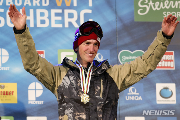 [크라이슈베르크=AP/뉴시스] 미국의 카일 스메인이 지난 2015년 1월 23일 오스트리아 크라이슈베르크에서 열린 FIS 프리스타일 스키 및 스노보드 세계선수권에서 하프파이브 스키에서 금메달을 따낸 뒤 기뻐하고 있다. 스메인은 지난 주말 일본 나가노에서 눈사태에 휘말려 사망했다. 2023.01.31.