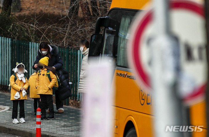 [서울=뉴시스] 서울의 한 아파트 앞에서 어린이들이 유치원 버스를 기다리고 있다. (사진=뉴시스DB). 2023.06.28. photo@newsis.com