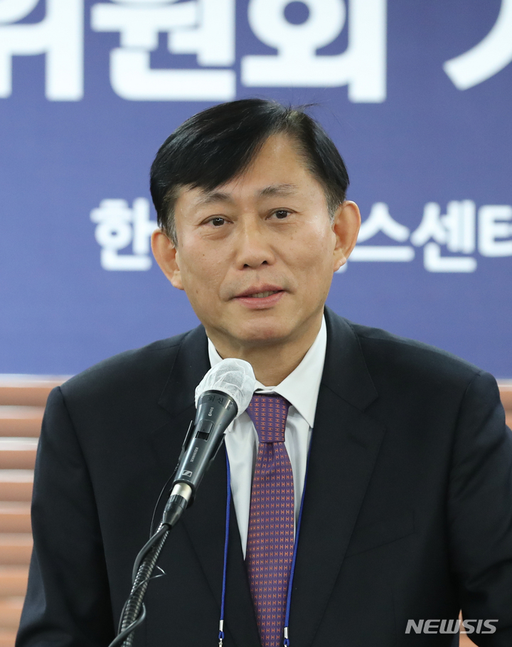 [서울=뉴시스] 김금보 기자 = 고진 디지털플랫폼정부위원회 위원장이 31일 오후 서울 중구 한국프레스센터에서 열린 '디지털플랫폼정부위원회 기자단 오찬 간담회'에서 위원회 출범 후 활동 성과와 계획에 대해 발표하고 있다. 2023.01.31. kgb@newsis.com