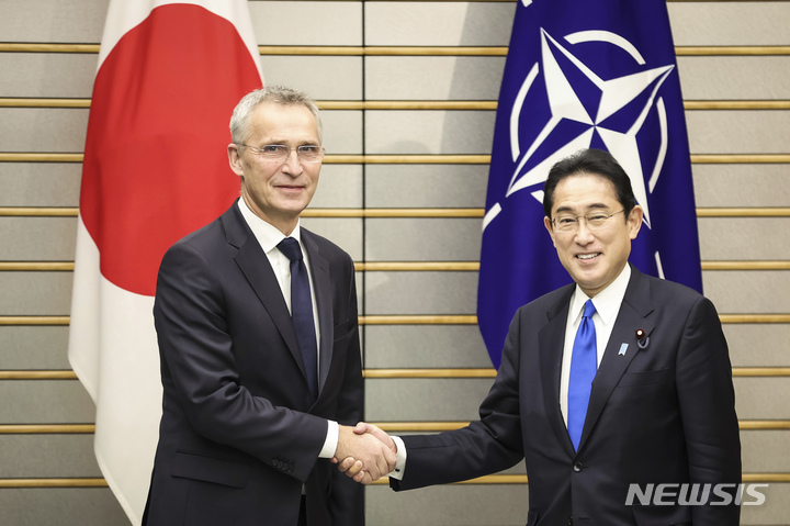 [도쿄=AP/뉴시스]지난달 31일 일본 도쿄에서 기시다 후미오(오른쪽) 총리가 방일한 옌스 스톨텐베르그 북대서양조약기구(NATO·나토) 사무총장과 악수하고 있다. 2023.02.15.