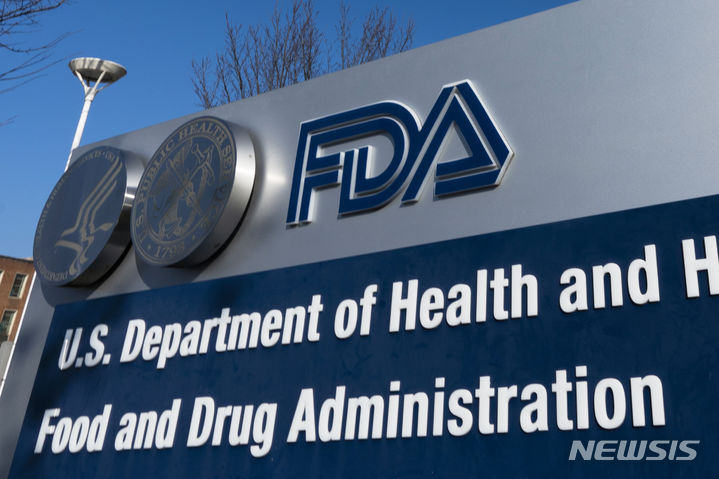 [실버스프링=AP/뉴시스]미국 식품의약국(FDA)이 처음으로 인간에 대한 유전자 편집 치료법을 8일(현지시간) 승인했다. 사진은 2020년 12월10일 미 메릴랜드주 실버스프링에 있는 FDA 본부에 세워진 간판. 2023.12.09