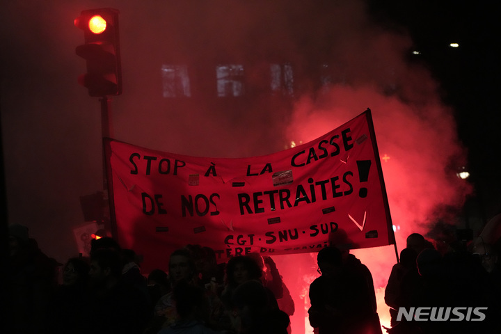 [파리=AP/뉴시스] 시위자들이 지난 1월31일(현지시간) 파리에서 프랑스의 퇴직 연령을 연장하는 연금 개혁안 반대 현수막을 들고 있다. 2023.10.03.