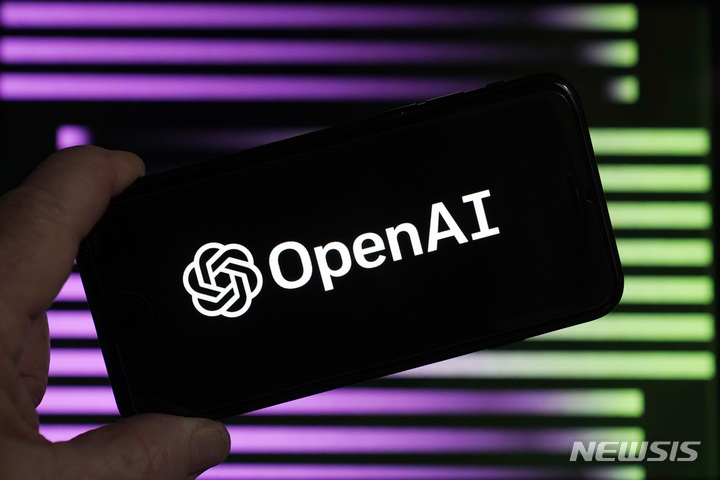 [뉴욕=AP/뉴시스] 지난 1월 31일 미국 뉴욕에서 한 휴대전화 화면에서 챗GPT 개발기업 '오픈AI'의 로고가 표시돼 있다. 2023.02.20
