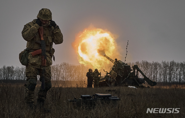 [바흐무트(우크라이나)=AP/뉴시스]우크라이나군이 지난해 12월16일 우크라이나 동부 도네츠크주 바흐무트 인근에서 러시아군을 향해 포격을 가하고 있다. 2023.2.1