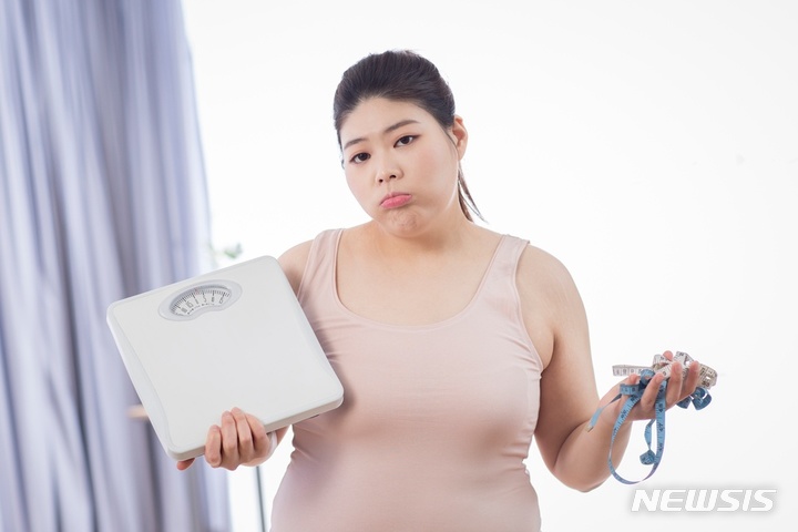 [서울=뉴시스] 체중감량에 돌입한 후 3~4주 정도 흐른 뒤 체중이 더 이상 줄지 않는 '다이어트 정체기'는 누구나 겪을 수 있다. (사진=뉴시스 DB). photo@newsis.com