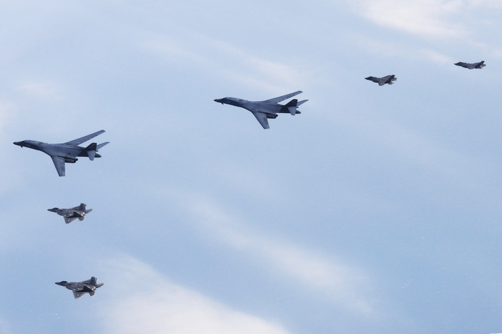 [서울=뉴시스] 한미 공군이 1일 서해 상공에서 우리 측 F-35A 전투기와 미측의 B-1B 전략폭격기 및 F-22·F-35B 전투기로 연합공중훈련을 시행하고 있다. (사진=공군 제공) 2023.02.02. photo@newsis.com *재판매 및 DB 금지