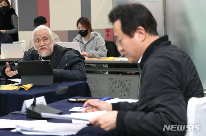 [서울=뉴시스] 김금보 기자 = 오세훈 서울시장이 2일 서울 중구 서울시청에서 박경석 전국장애인차별철폐연대 상임공동대표와 간담회를 진행하고 있다. (공동취재사진) 2023.02.02. photo@newsis.com