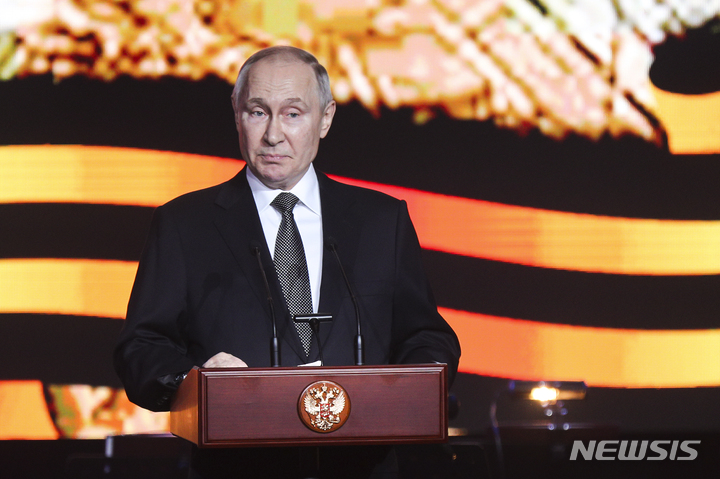 [볼고그라드(러시아)=AP/뉴시스]블라디미르 푸틴 러시아 대통령이 2일(현지시간) 볼고그라드에서 열린 전승 80주년 기념식에 참석해 연설을 하고 있다. 2023.02.03