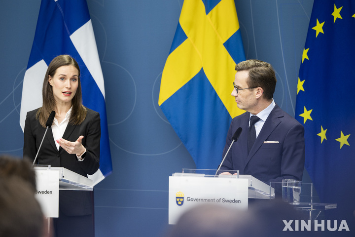 [스톡홀름=신화/뉴시스] 산나 마린(왼쪽) 핀란드 총리와 울프 크리스테르손 스웨덴 총리가 지난 2일(현지시간) 스웨덴 스톡홀름에서 회담 후 공동 기자회견하고 있다. 양국 총리는 북대서양조약기구(NATO·나토)에 함께 가입하겠다는 의사를 재확인했다. 