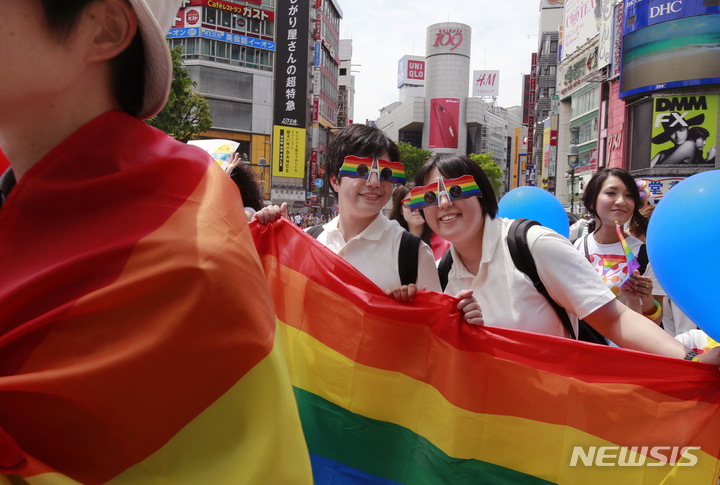 [도쿄=AP/뉴시스]2017년 5월 일본 도쿄 시부야 지역에서 열린 레즈비언, 게이, 양성애자, 트랜스젠더 등 성소수자(LGBT) 커뮤니티를 축하하는 도쿄 레인보우 프라이드 퍼레이드에서 참가자들이 현수막을 들고 행진하면서 미소를 짓고 있는 모습. 2023.06.09.