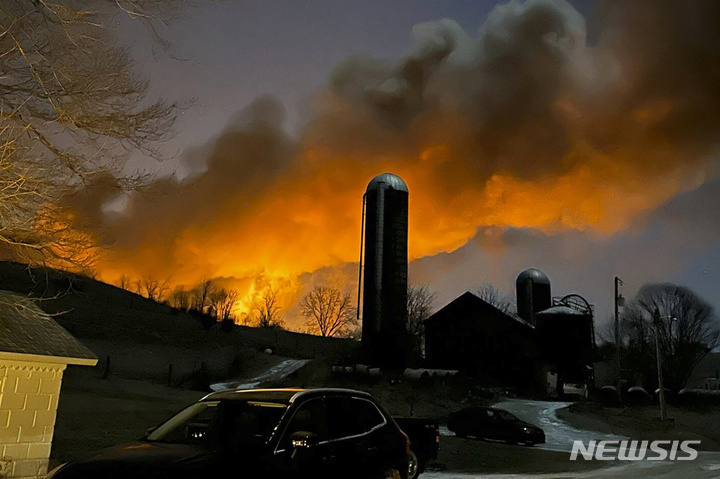 [이스트 팔레스타인( 미 오하이오주) =AP/뉴시스] 오하이오주에서 발생한 3일 밤의 열차 탈선 화재 사고 현장을 주민 멜리사 스미스가 촬영한 사진. 이 화재로 반경 1.6km 지역의 주민들에게 대피령이 내려졌고 대기 오염과 수질 오염에 대한 조사가 진행되고 있다. 