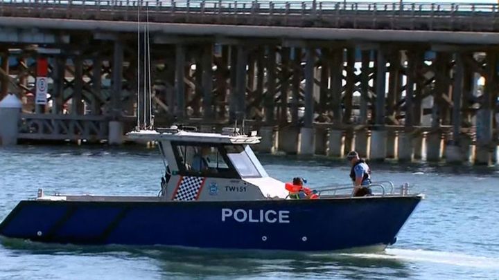4일 상어 공격으로 한 소녀가 사망한 퍼스시 교외 프레맨틀 부근의 스완강에서 경찰 보트가 순찰하고 있다 <CNN 캡쳐> *재판매 및 DB 금지