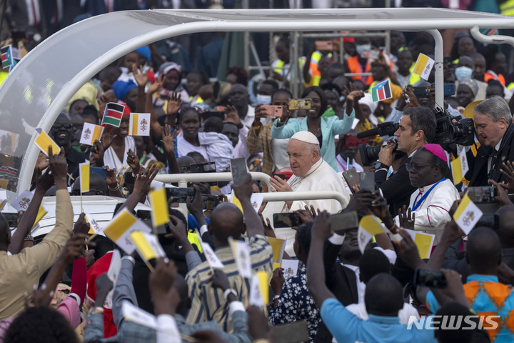 [AP/뉴시스] 남수단 수도에서 5일 프란치스코 교황이 미사 광장에 도착하고 있다 