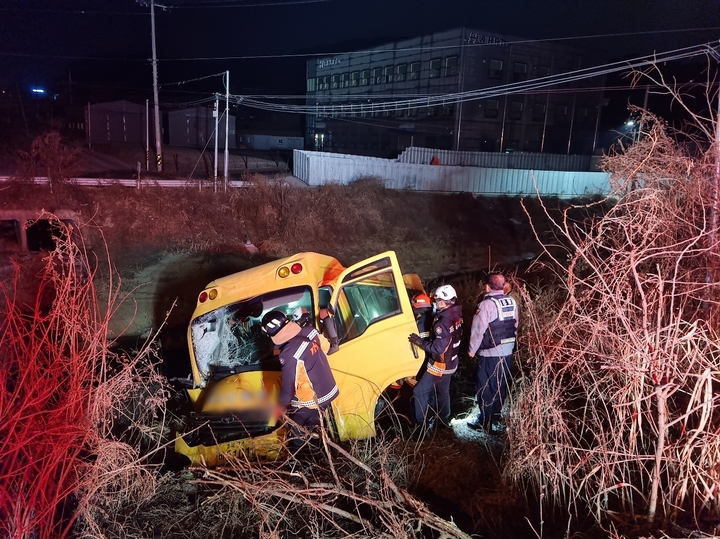 청주서 통근버스 가로등 들이받고 하천 추락…10명 다쳐